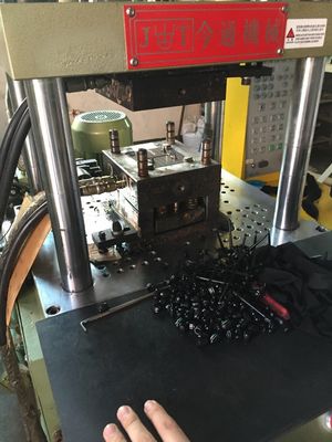 35T Plastic Vertical Injection Moulding Machine Max Daylight 340/280mm For Chip Automatic