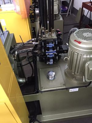 Small Mini Plastic Vertical Injection Moulding Machine 30 Ton 25mm Screw Diameter